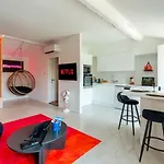아파트 Craz'in Room, Jacuzzi, Cinema, Camargue *