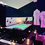 Suite Craz'In Love Room, Jacuzzi, Cinema, Parking, Camargue *