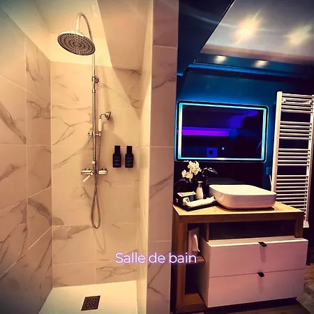 Craz'in Room, Jacuzzi, Cinema, Climatisation, Parking アパート ボーケール